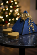 Blaue Pyramide mit goldener Dekoration